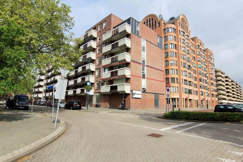 Appartement met balkon in stadsgebouw