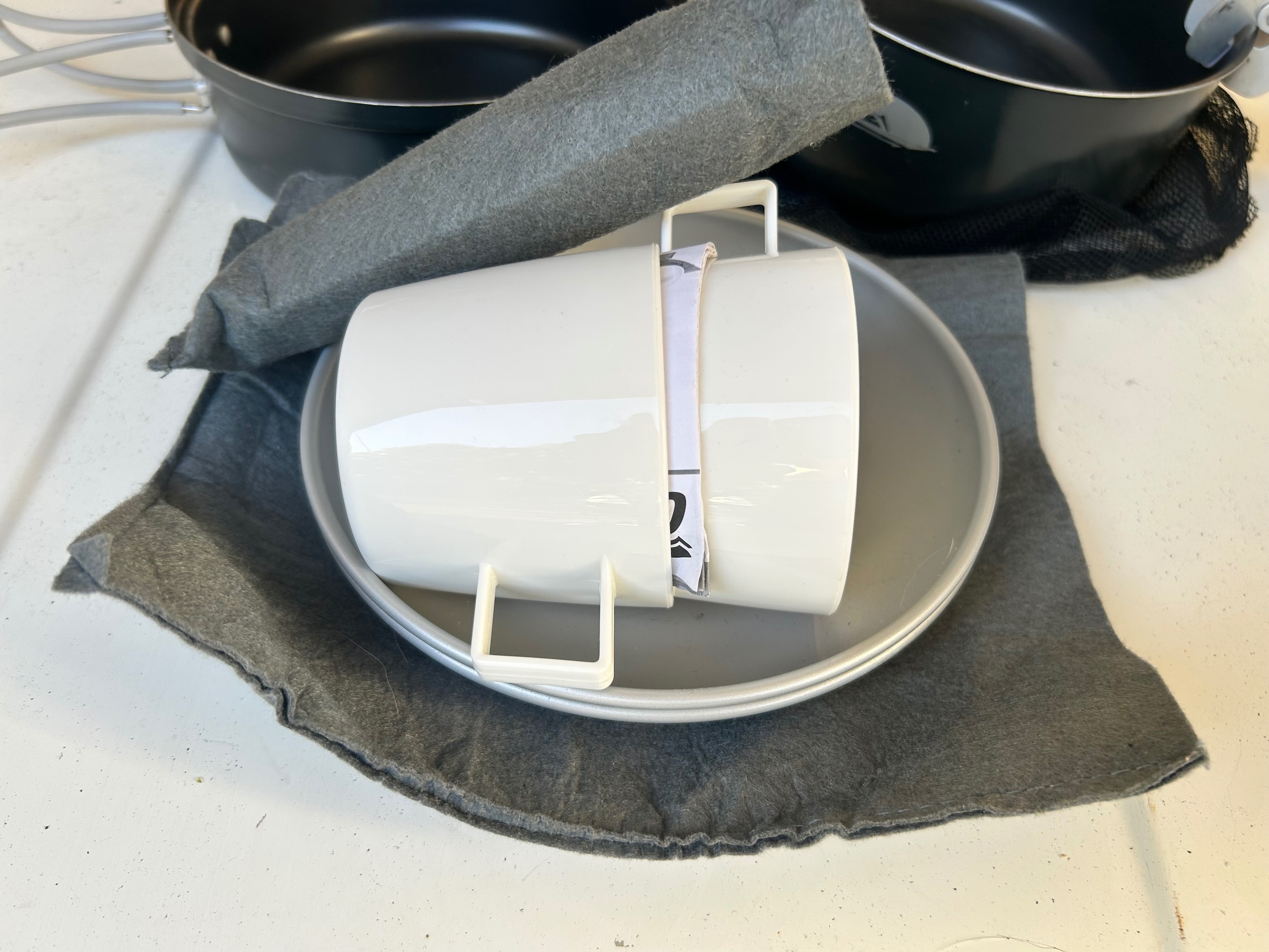 Compacte campingkookset met pannen, bord en beker – foto 3