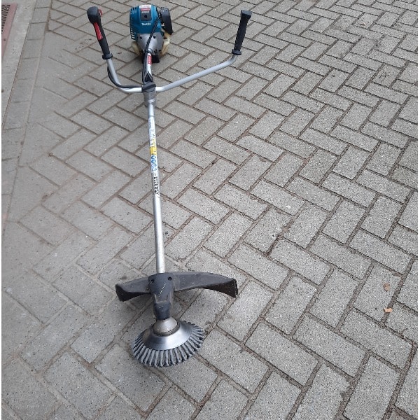 Bosmaaier met borstel op benzine – foto 1