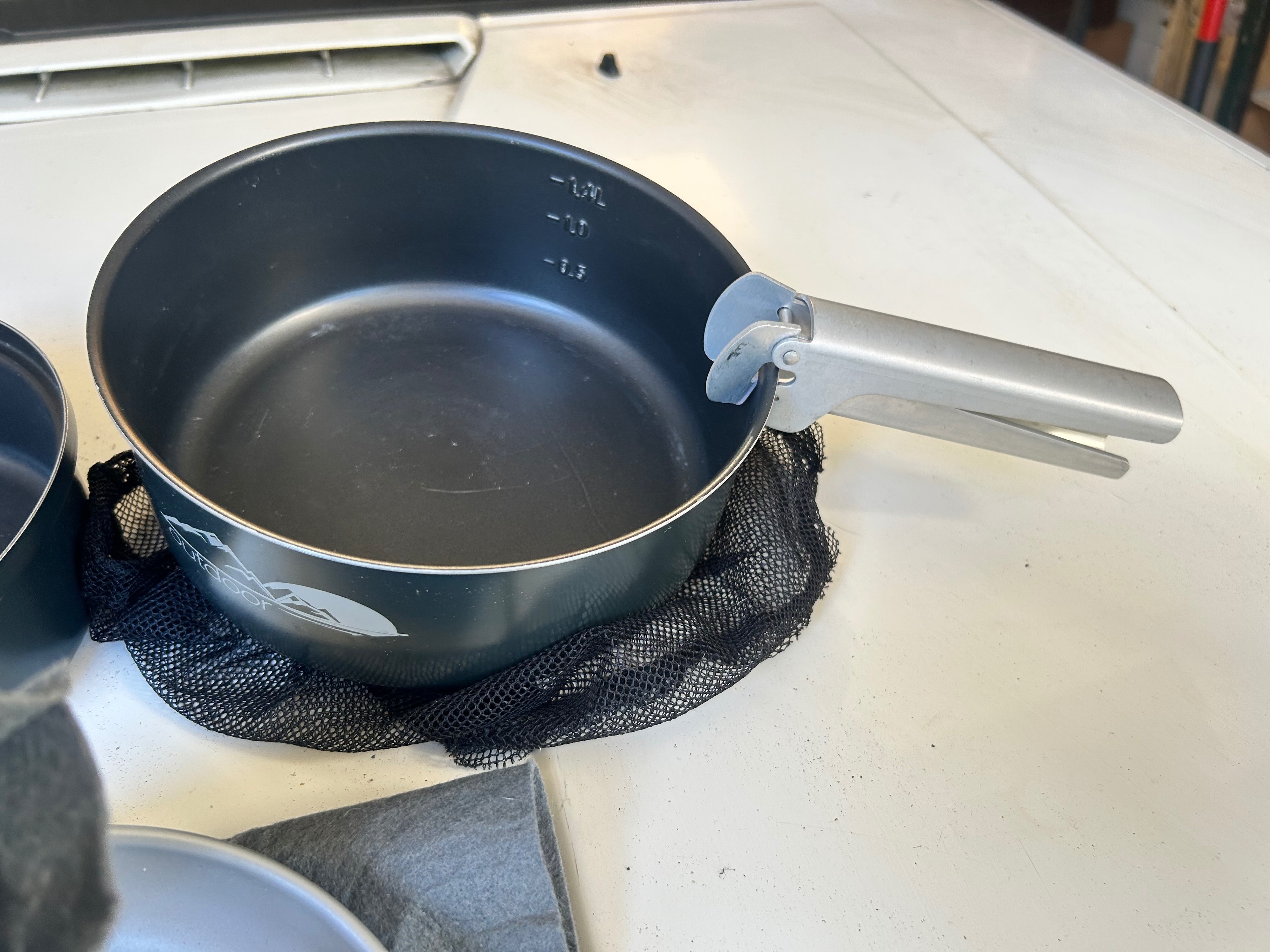 Compacte campingkookset met pannen, bord en beker – foto 4