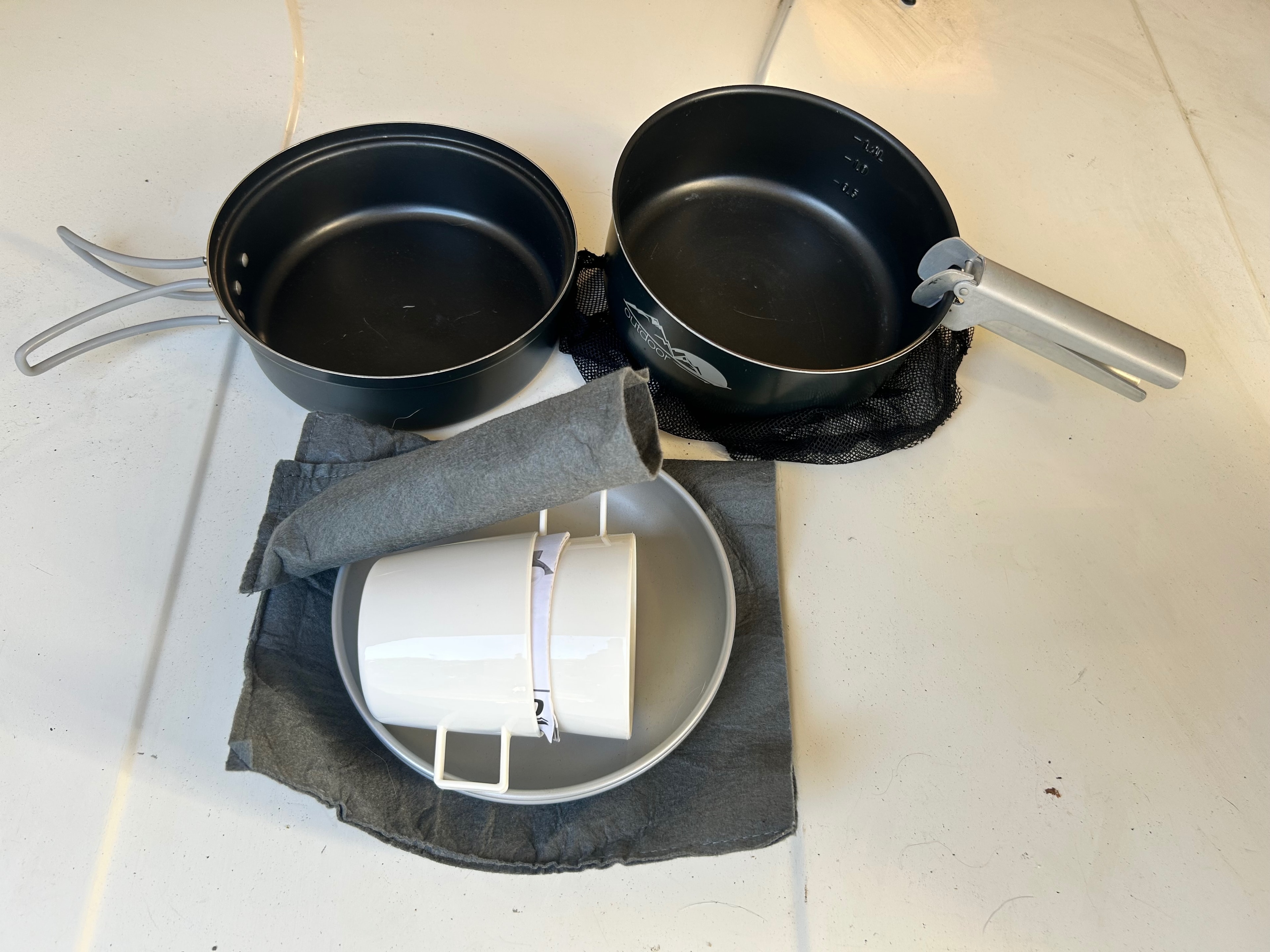 Compacte campingkookset met pannen, bord en beker – foto 1