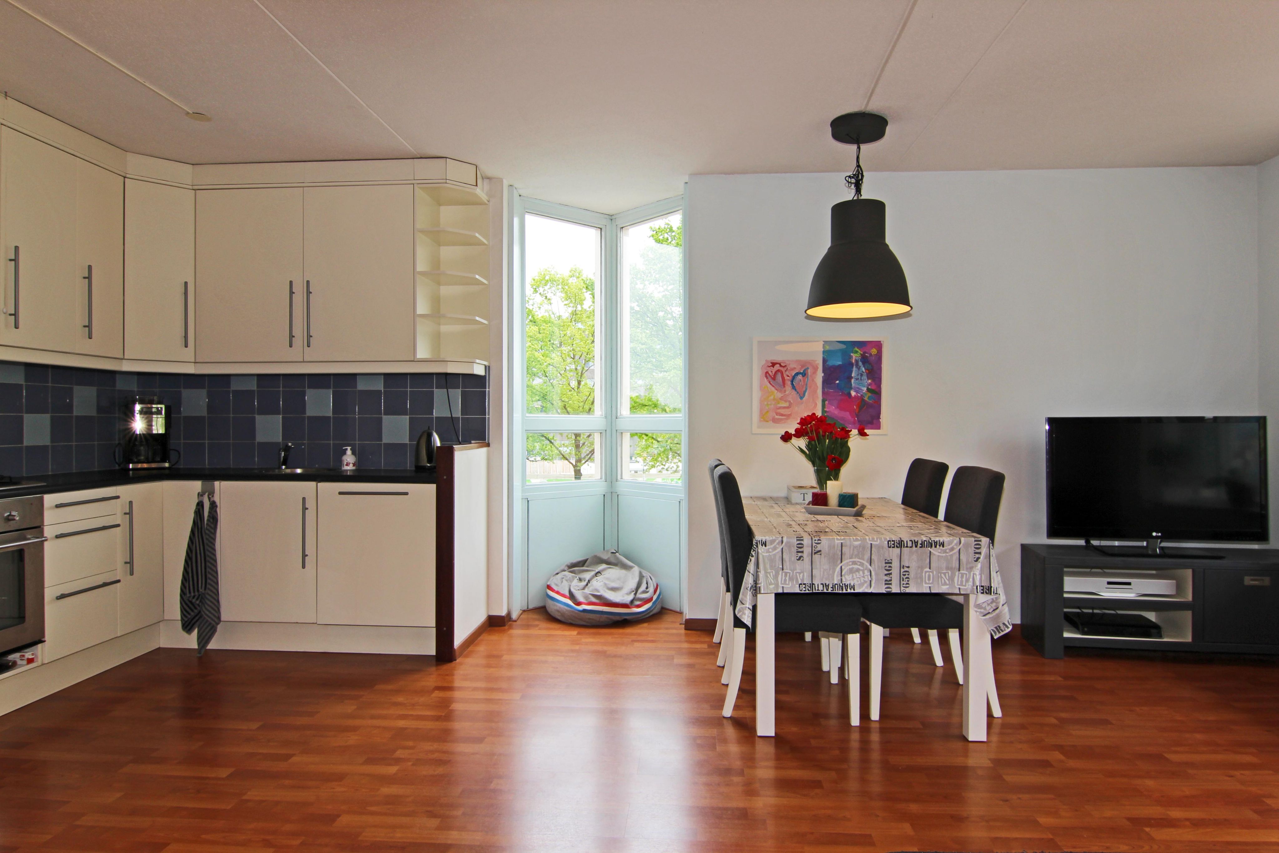 Appartement met balkon in stadsgebouw – foto 11