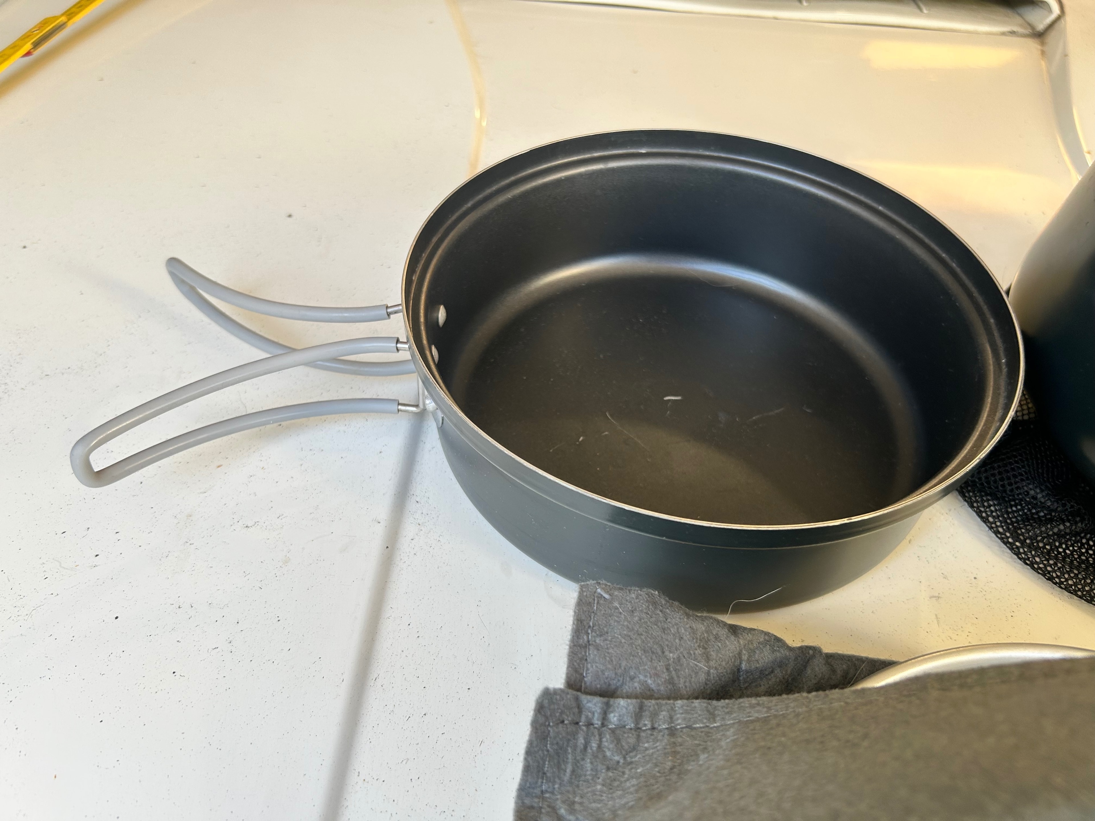 Compacte campingkookset met pannen, bord en beker – foto 5