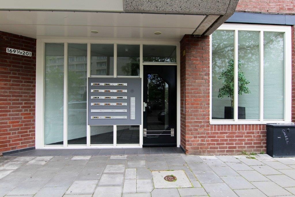 Appartement met balkon in stadsgebouw – foto 3